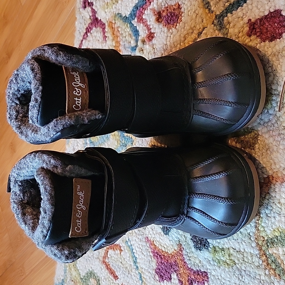 Cat & Jack size 5 kids snow boots